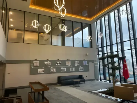 Emlak Katılım Bankası genel müdürlüğünde çift katlı giriş holü ve sarkıt aydınlatmalar, Ankara