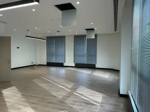 Laminat parkeli, jaluzili idari ofis odası
