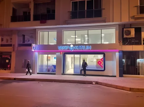Gece ışıklandırılmış Vakıf Katılım şube cephesi