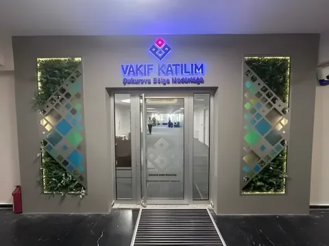 Dikey bahçe ve desenli cam panellerle Vakıf Katılım bölge müdürlüğü girişi