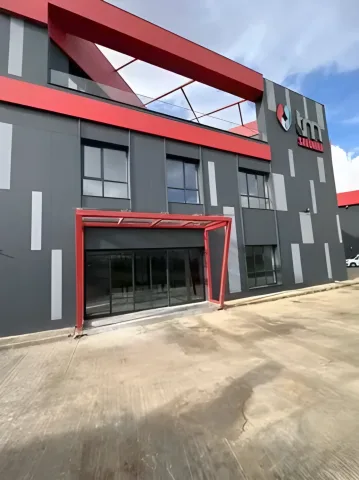 YPU TM Savunma fabrika binasının gri panel cephesi ve kırmızı çerçeveli girişi, Kırıkkale