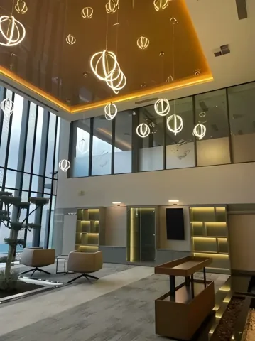 Gizli ışıklı tavanı ve cam cephesiyle giriş holü