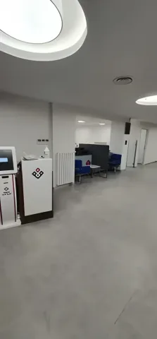 Sıra bekleme cihazı ve oturma alanı