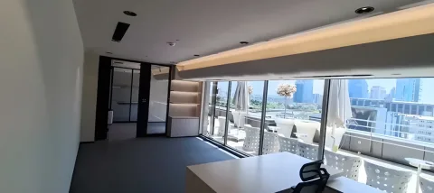 Şehre ve terasa bakan yönetici odası